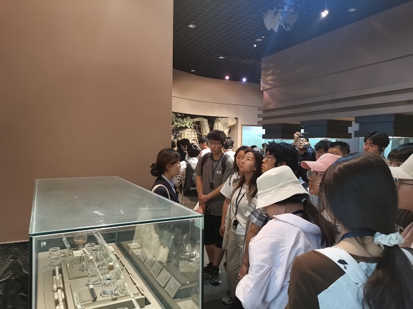学生在农史馆中聆听中国农业千年智慧.jpeg