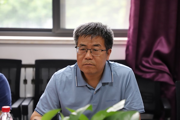 马克思主义学院党委书记兼院长赵延安教授主持研讨会.JPG